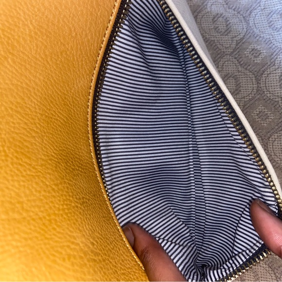 Beige & Cream Faux Leather Sling Side Purse🌟 - Picture 7 of 7